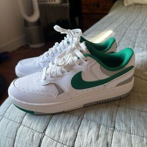 Nike Women’s Gamma Force 
size 8.5